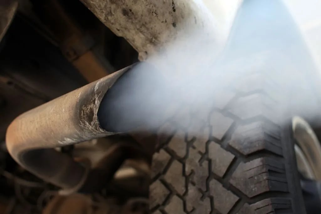 Car-exhaust-smoke