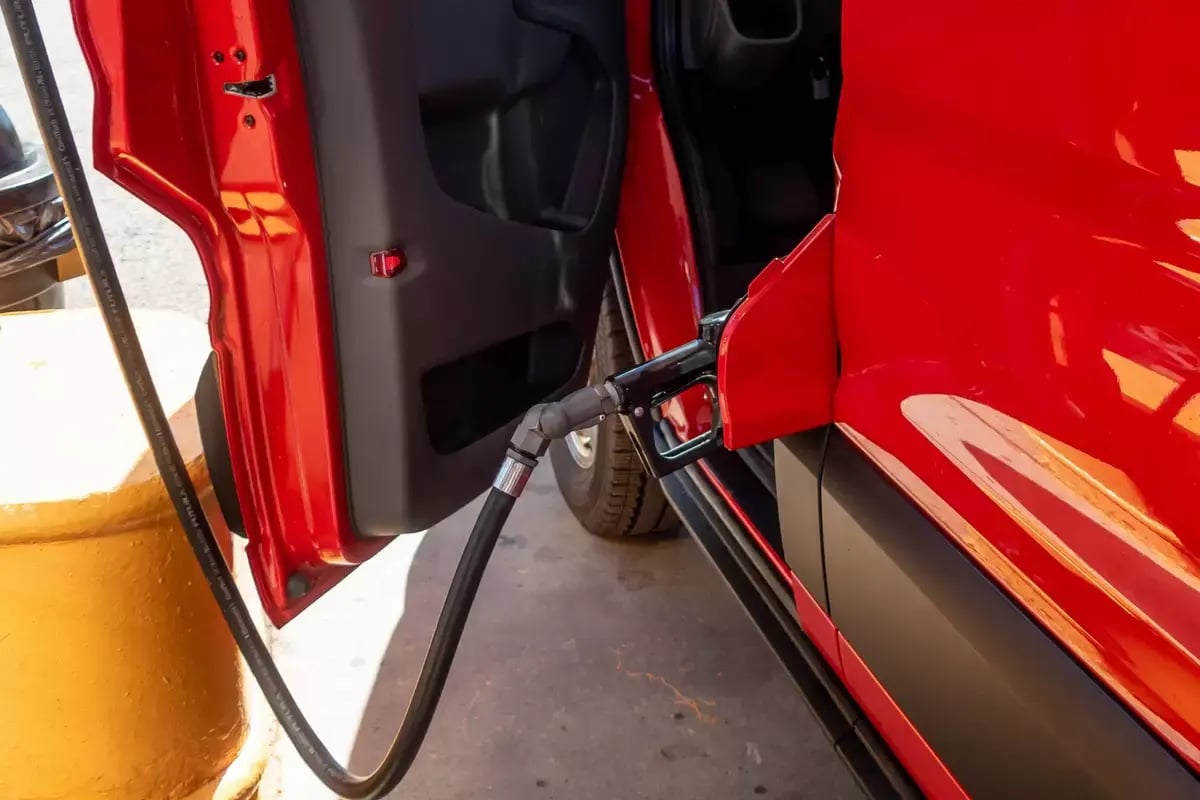 ford-transit-xl-2020-04-detail--exterior--fueling--gas-station--red.jpg